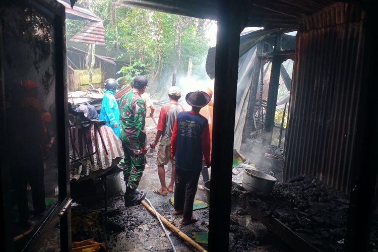 TERBAKAR-Sebuah rumah dan tempat ibadah terbakar setelah petir menyambar rumah warga di Dusun Kembang, Desa Kembang, Kecamatan Jatipurno, Kabupaten Wonogiri, Jawa Tengah, Minggu (26/3/2023) siang. 