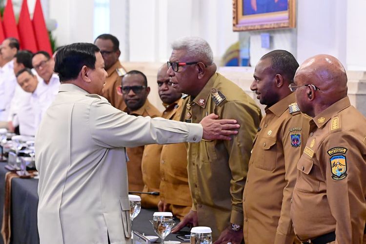 Presiden RI Prabowo Subianto bersama sejumlah kepala daerah dari Papua di Istana Negara, Jakarta, Selasa (16/12/2025). 
