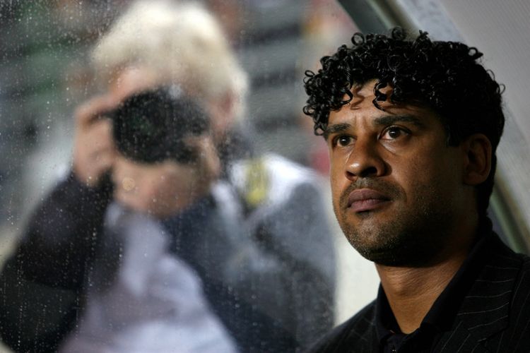 Frank Rijkaard menampingi Barcelona saat melawan Real Murcia pada partai La Liga - kasta teratas Liga Spanyol - di Stadion La Nueva Condomina, 17 Mei 2008.