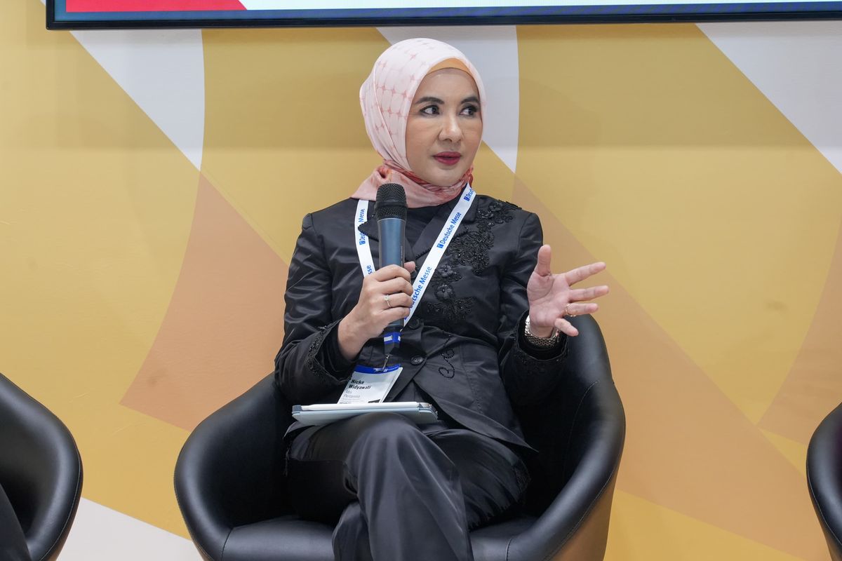Direktur Utama Pertamina, Nicke Widyawati menjadi pembicara dalam Business Forum Forging Intelligent and Sustainable Industrial Practices di Pavillion Indonesia pada gelaran Hannover Messe 2024, Senin, (22/04/2024)
