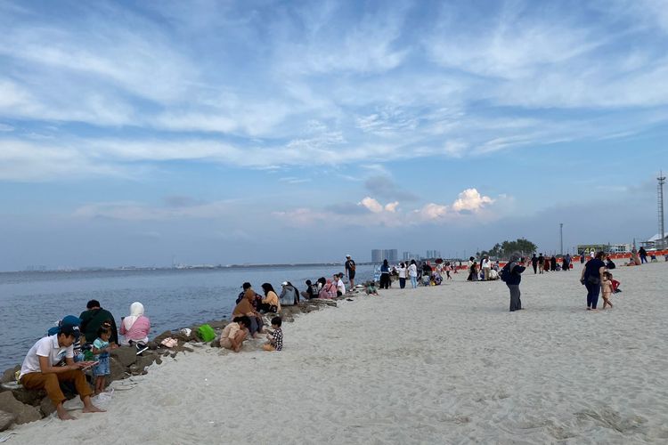 Suasana di Pantai Pasir Putih PIK 2, Rabu (29/6/2022). 
