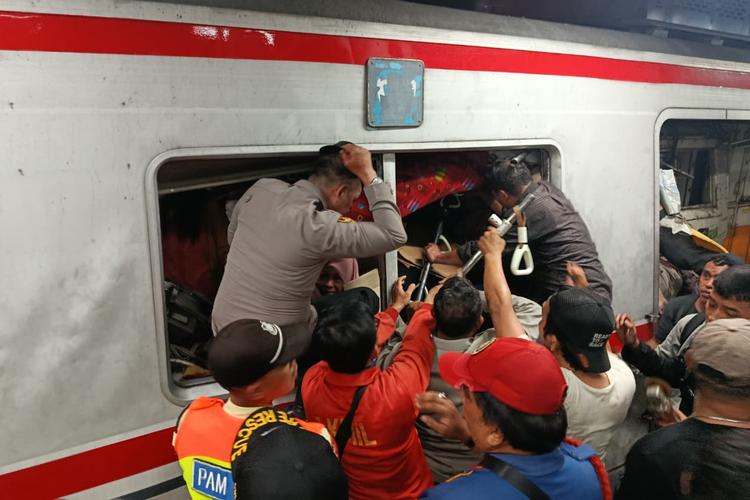 Kereta Argo Bromo dan KRL Tabrakan di Bekasi, Sejumlah Penumpang Dievakuasi