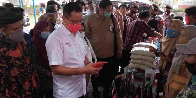 Social Affairs Minister Juliari Batubara (2nd-left) during his visit to Semarang regency in Central Java.