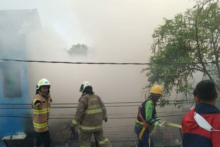 Sebanyak 4 rumah tinggal terbakar di Jalan Kebon Jahe, Gambir, Jakarta Pusat, api muncul diduga akibat korsleting listrik pada Kamis (21/7/2022).
