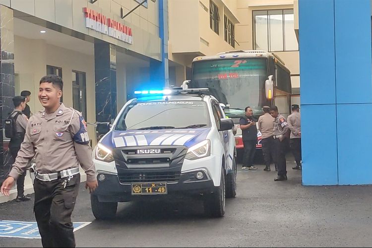 Sabtu Pagi, 15 Pejabat Pemkab Tulungagung Dibawa Pakai Bus Keluar Mapolres Usai Diperiksa KPK