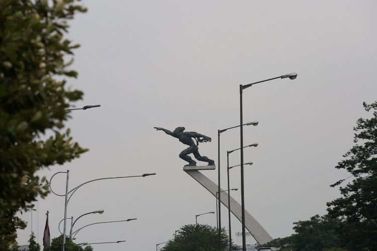 Patung di Tugu Dirgantara, karya seniman patung Edhi Sunarso, berdiri kokoh di kawasan Pancoran, Jakarta, Selasa (5/1/2016). Edhi Sunarso meninggal dunia pada usia 83 tahun dan dimakamkan di kompleks pemakaman seniman Girisapto, imogiri, Bantul. Karya-karya patung Edhi Sunarso menjadi penanda Ibu Kota antara lain patung di Tugu Pembebasan Irian Barat di Lapangan Banteng, dan patung tugu selamat datang di Bundaran Hotel Indonesia.