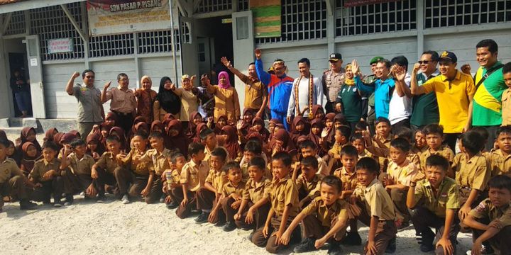 Menteri Pemuda dan Olahraga Imam Nahrawi mengunjungi Sekolah Dasar Negeri (SDN) Pasar Pulau Pisang, Kabupaten Pesisir Barat, Lampung, Sabtu (14/4/2018) pagi.