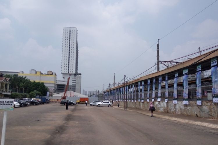 Area parkir di Stasiun Pondok Cina yang akan dijadikan lahan rumah susun berkonsep transit oriented development (TOD). Rusun TOD yang dibangun di Stasiun Pondok Cina merupakan bagian dari kerja sama antara  Perum Perumnas dam PT KAI.