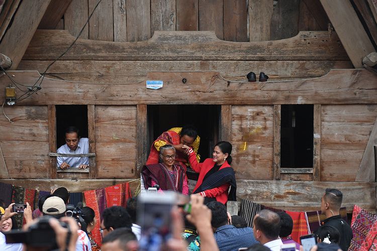 Presiden Joko Widodo (kiri) bersama Ibu Negara Iriana Joko Widodo (kanan) mengunjungi kawasan kerajinan tenun ulos di Samosir, Sumut, Selasa (30/7/2019). Kedatangan Presiden itu untuk meninjau pengembangan wisata di kawasan Danau Toba yang akan dijadikan destinasi wisata berkelas dunia.