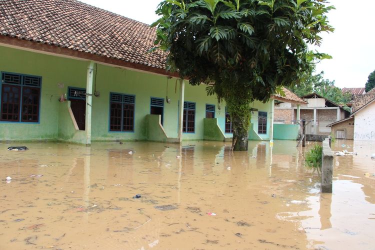 Kondisi banjir bandang yang menghantam rumah warga di OKU Selatan, Sumatera Selatan.