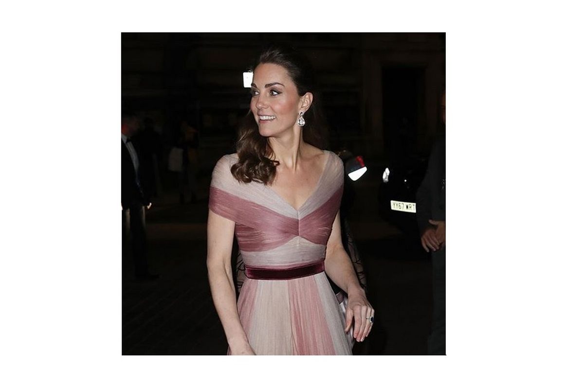 Kate Middleton kala mengenakan gaun Gucci dalam acara Gala Dinner yang digelar pada 14 Februari 2019.