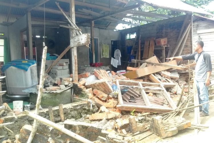 Salah satu rumah warga di Dusun Kelapa Dua Desa Kairatu, Kabupaten Seram Bagian Barat mengalami kerusakan parah akibat gempa berkekuatan 6,8 magnitudo, Kamis (26/9/2019)