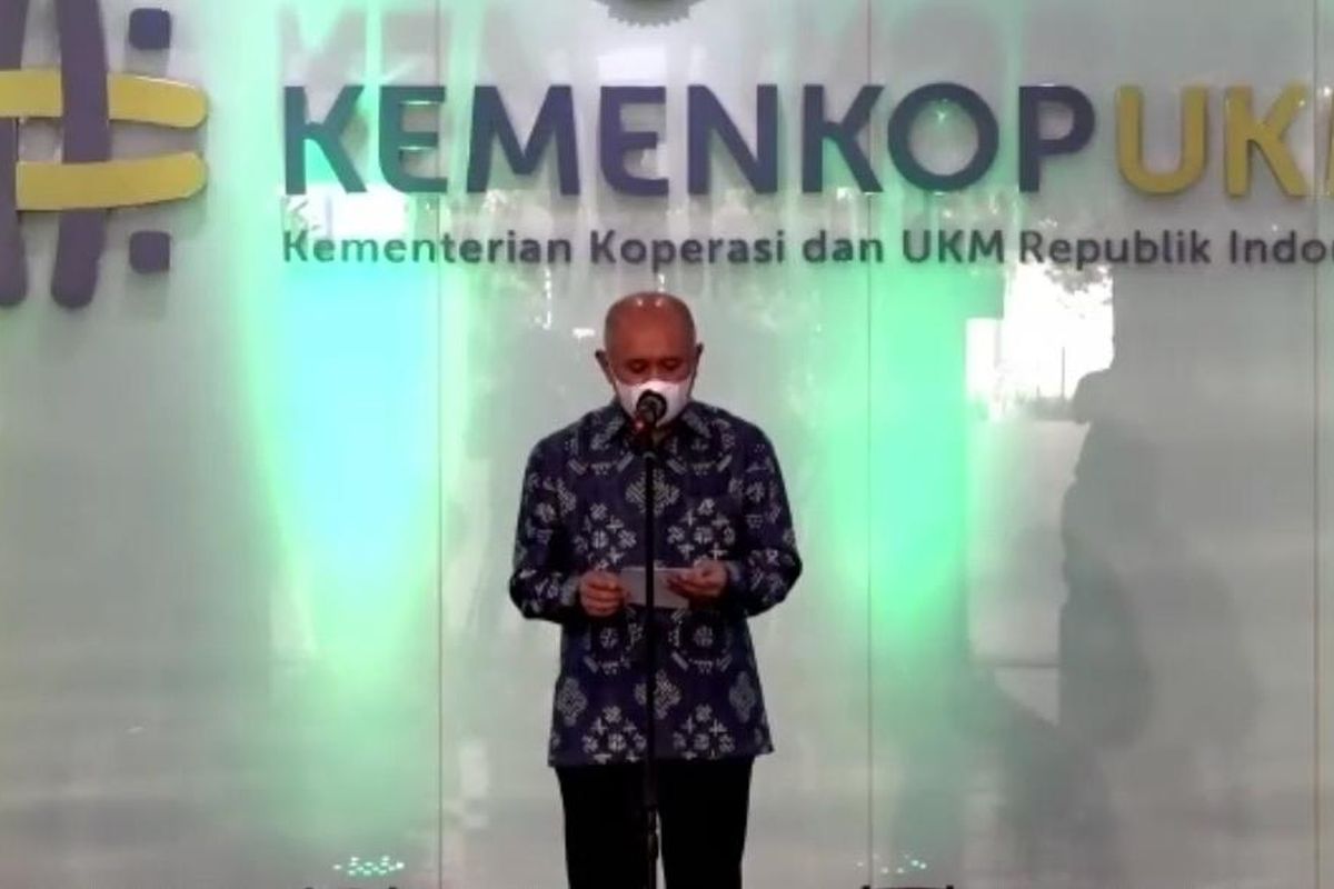 Menteri Koperasi dan UKM Teten Masduki memberikan sambutan dalam peluncuran logo baru Kemenkop UKM, Senin (27/9/2021).