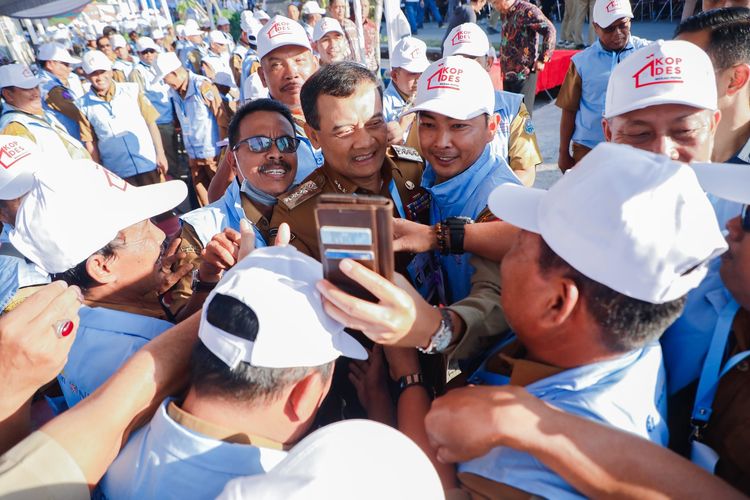 Gubernur Jateng Ahmad Luthfi dalam acara peluncuran 80.000 Koperasi Desa/Kelurahan Merah Putih (KDMP) secara serentak di Desa Bentangan, Kecamatan Wonosari, Kabupaten Klaten, Jawa Tengah (Jateng), Senin (21/7/2025).
