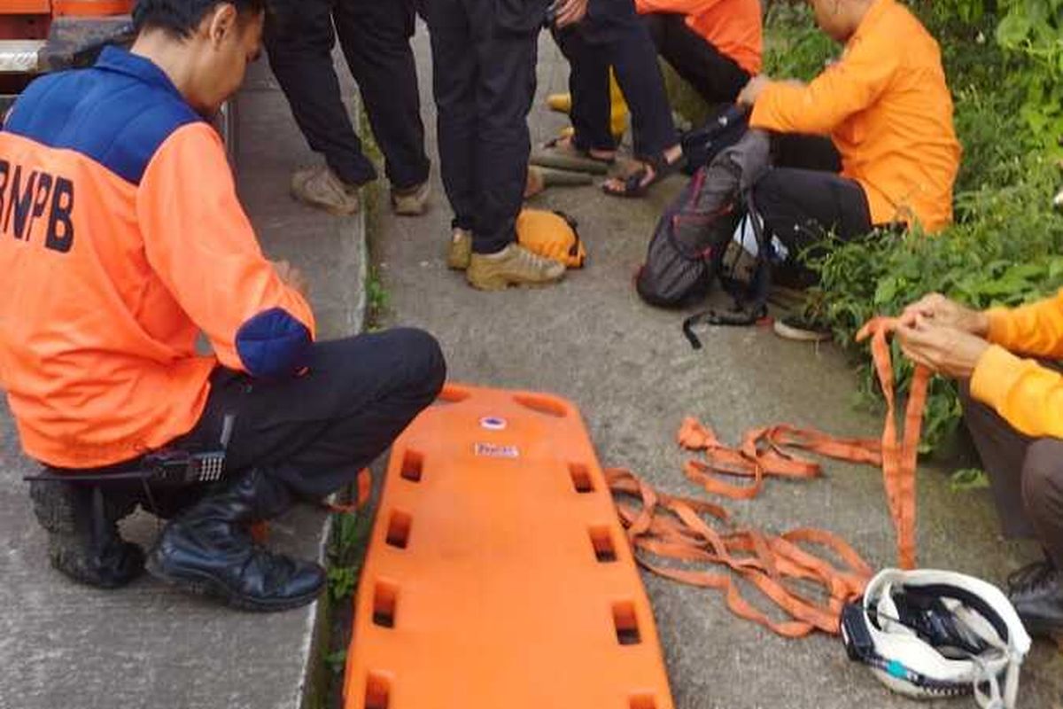 Tim SAR gabungan menuju puncak Gunung Tampomas, Sumedang, Selasa (7/3/2023) petang. DOK. BPBD Sumedang/KOMPAS.com