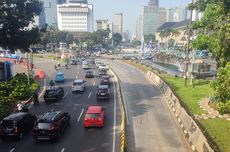 Menjelang Demo Ribuan Buruh Tekstil, Arus Lalin di Depan Patung Kuda Ramai Lancar