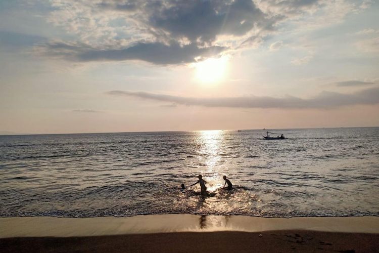 Pantai di Desa Wisata Taman Loang Baloq di Kota Mataram, NTB. 