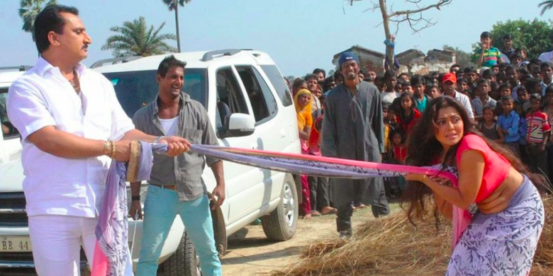 Foto ini tersebar di media sosial di India disertai narasi yang menyebut telah terjadi pelecehan wanita Hindu oleh seorang pria muslim di Bengali Barat, India. Hoaks. Faktanya, ini adalah salah satu scene dalam film Aurat Khilona Nahi Bhojpuri.