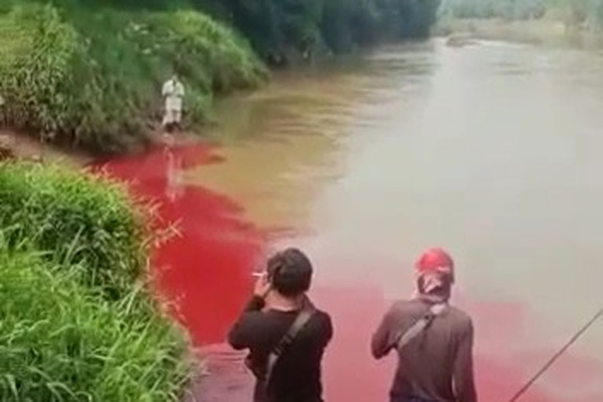 Tangkapan layar video air Sungai Cisadane diduga tercemar cairan limbah berwarna merah.