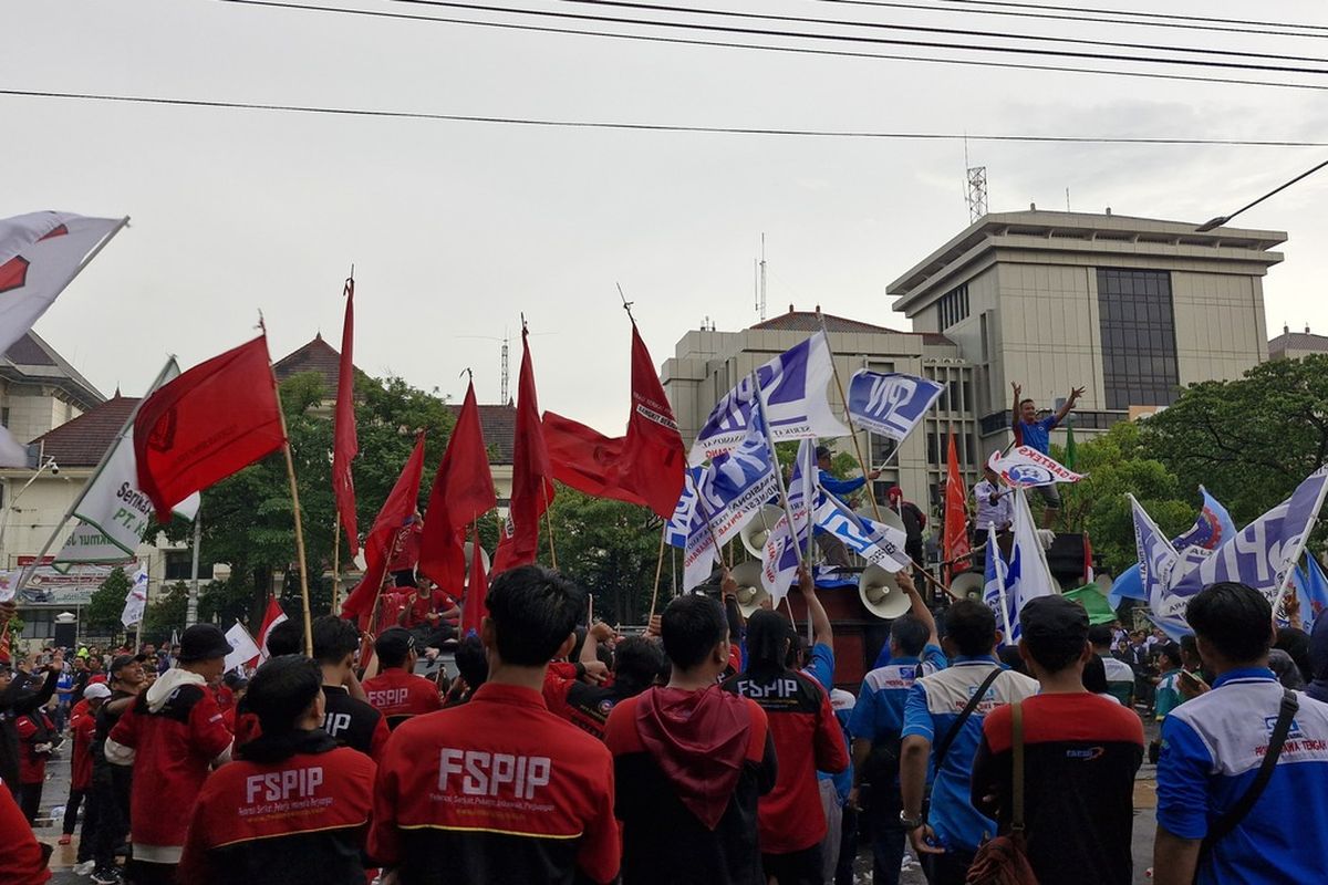 Tunggu Penetapan UMK dan UMSK, Puluhan Buruh Masih Demo, Pj Nana Belum Teken