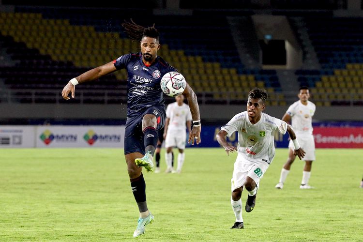 Pemain asing Arema FC Carlos Fortes berebut bola dengan pemain Persebaya Surabaya Alwi Slamat pada pertandingan pekan 11 Liga 1 2021 yang berakhir dengan skor 2-2 di Stadion Manahan Solo, Sabtu (06/11/2021) malam.