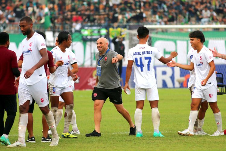 Pelatih PSM Makassar Bernardo Tavares menyalami pemain pemain usai pertandingan pekan ke-26 Liga 1 2022-2023 melawan Persebaya Surabaya yang berakhir dengan skor 0-1 di Stadion Gelora Joko Samudro Gresik, Jumat (24/2/2023) sore. Artikel ini memuat jadwal Liga 1 2022-2023. 