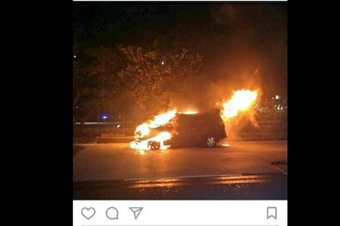 Korsleting Listrik, Sebuah Mobil Terbakar di Dekat Central Park