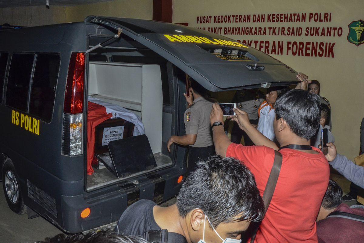 Petugas kepolisian memasukan peti jenazah korban kerusuhan Rutan Mako Brimob, Wahyu Catur Pamungkas di RS Polri Kramat Jati, Jakarta, Rabu (9/5/2018). Kelima anggota polisi yang tewas akibat kerusuhan di Rutan Mako Brimob tersebut telah dipulangkan ke keluarga masing-masing, sementara jenazah narapidana terorisme, yaitu Benny Syamsu Tresno masih ada di ruang forensik untuk dilakukan penyelidikan. ANTARA FOTO/Elora/aww/18.