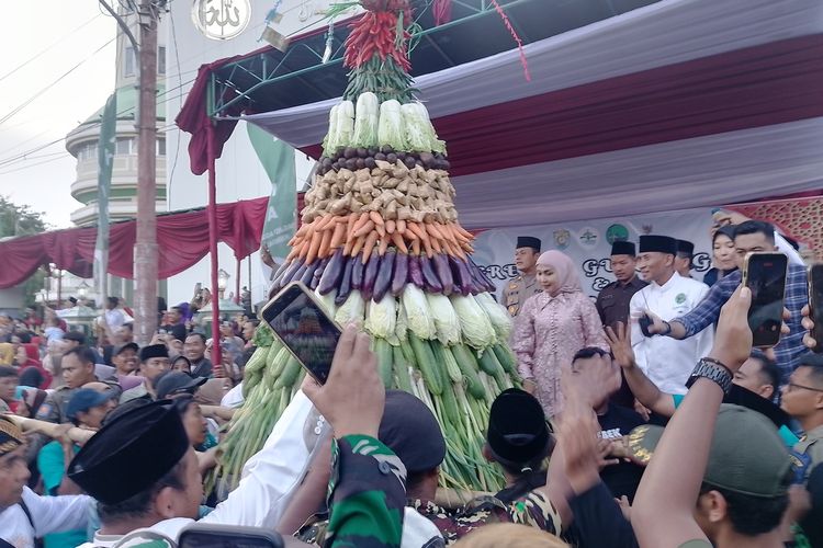 Warga Kendal saat berebut gunungan dari sayuran dan buah-buahan. KOMPAS.COM/SLAMET PRIYATIN