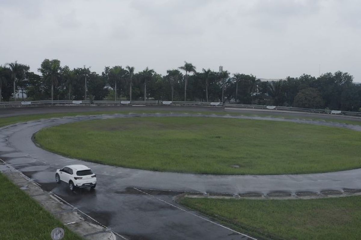 Tim Kompas.com mencoba keandalan Ecopia EP300 Enliten di Bridgestone Proving Ground. 