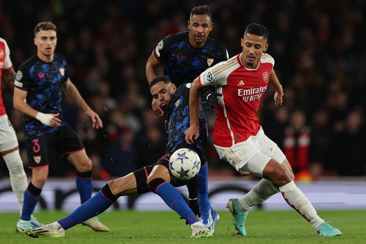 Bek Arsenal William Saliba (kanan) menjaga striker Sevilla Youssef En-Nesyri pada pertandingan Grup B Liga Champions UEFA antara Arsenal vs Sevilla di Stadion Emirates di London, pada 8 November 2023.