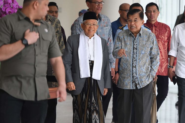 Wakil Presiden Jusuf Kalla (ketiga kanan) berbincang dengan Wakil Presiden terpilih KH Maruf Amin (kedua kiri) usai pertemuan di Kantor Wapres, Jakarta, Kamis (4/7/2019). Dalam pertemuan itu, Wapres Jusuf Kalla memberikan informasi mengenai tugas, fasilitas serta masalah-masalah yang harus diselesaikan sebagai Wakil Presiden kepada KH Maruf Amin yang akan menjabat mulai 20 Oktober 2019 mendatang.