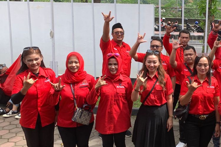 Wakil Wali Kota Magelang periode 2015-2020, Windarti Agustina (ketiga dari kiri) mendaftar ke KPU Kota Magelang sebagai Bacaleg dari PDIP Kota Magelang, Kamis (11/5/2023),