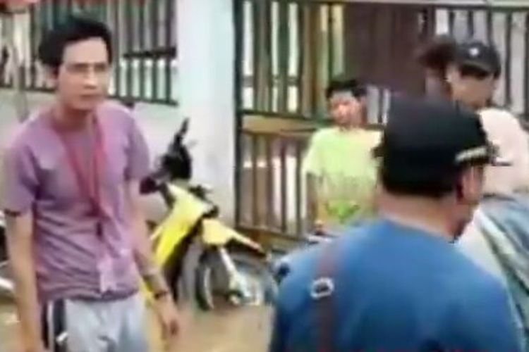 Aksi Camat Ciledug Syarifudin yang memarahi salah satu relawan ditengah bencana banjir yang berlokasi di Wisma Tajur, Ciledug, viral di media sosial. 
