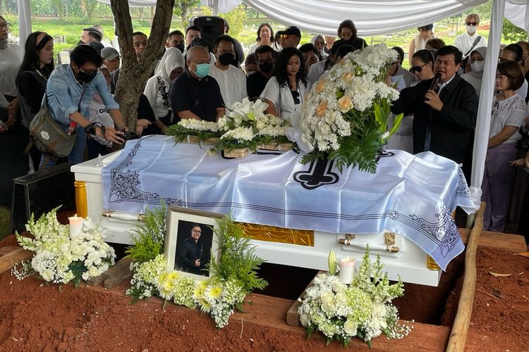 Suasana pemakaman Carlo Saba di Taman Pemakaman Umum (TPU) Tanah Kusir kawasan Jakarta Selatan, Jumat (21/4/2023). 