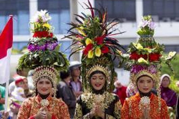 Peserta pawai dari perwakilan kabupaten/kota se Aceh mengikuti pawai Pekan Kebudayaan Aceh (PKA) Ke-6 di Banda Aceh, Sabtu (20/9/2013). Acara tersebut menampilkan berbagai budaya dan tarian dari masing-masing peserta.