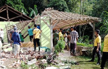 Berbagai pihak bekerja bakti membersihkan rumah Slamet warga Desa Jugo, Kecamatan Mojo, Kabupaten Kediri, Jawa Timur, yang rusak parah usai diterjang tanah longsor, Jumat (24/6/2022). 