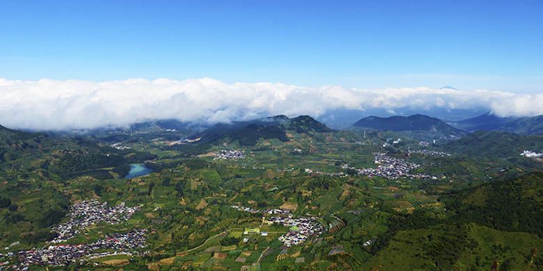 Pemandangan Dataran Tinggi Dieng yang dilihat dari Gunung Prau