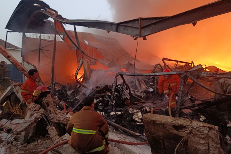 Berjam-jam Api Membara di Gudang ATK Bekasi, 1.000 Meter Persegi Bangunan Ludes Terbakar