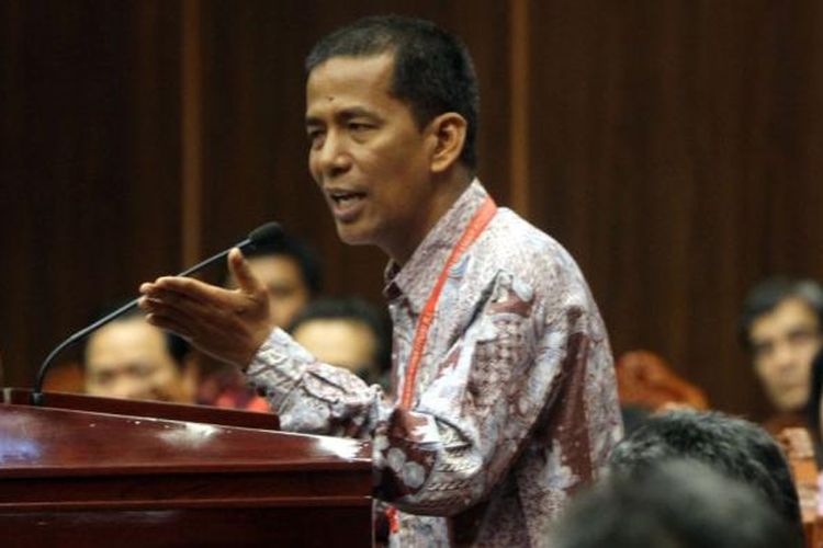 Guru Besar Ilmu Hukum Tata Negara Universitas Andalas Padang Saldi Isra memberikan keterangan saat menjadi saksi ahli dari pasangan Jokowi-JK pada sidang sengketa Pilpres 2014 di Gedung Mahkamah Konstitusi (MK), Jakarta Pusat, Jumat (15/8/2014). Ini adalah sidang terakhir sebelum MK kembali menggelar sidang putusan pada 21 Agustus 2014. Kesembilan hakim MK terlebih dahulu akan melakukan rapat dengar pendapat (RDP) secara tertutup selama tiga hari berturut-turut untuk mengambil putusan.