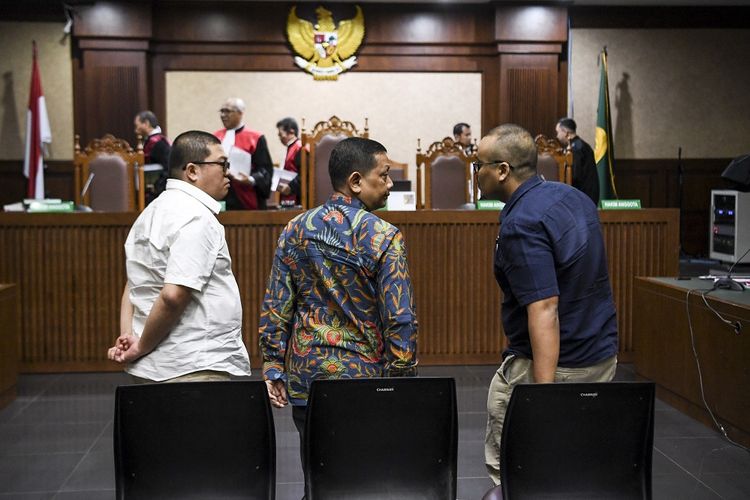 Terdakwa kasus suap pengurusan impor bawang putih  Chandry Suanda alias Afung (kiri), Doddy Wahyudi (tengah) dan Zulfikar (kanan) menjalani sidang pembacaan dakwaan di Pengadilan Tipikor, Jakarta, Senin (28/10/2019). Jaksa Penuntut Umum mendakwa tiga terdakwa telah menyuap anggota DPR I Nyoman Dhamantra sebesar Rp3,5 miliar untuk pengurusan izin kuota impor bawang putih di Kementerian Perdagangan pada tahun 2019. ANTARA FOTO/Hafidz Mubarak A/wsj.