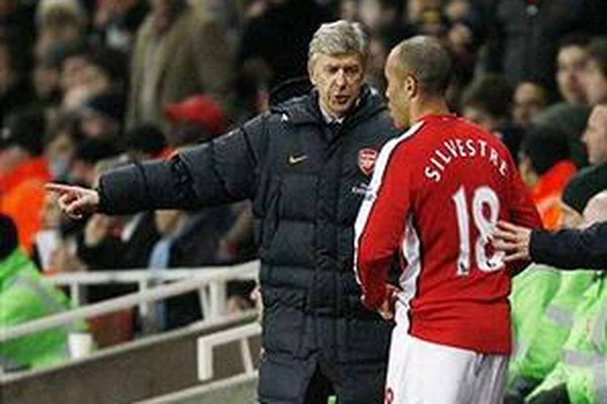 Pelatih Arsenal, Arsene Wenger, kemungkinan besar tidak bisa menurunkan Mikael Silvestre pada duel pertama semifinal Liga Champions lawan Manchester United.