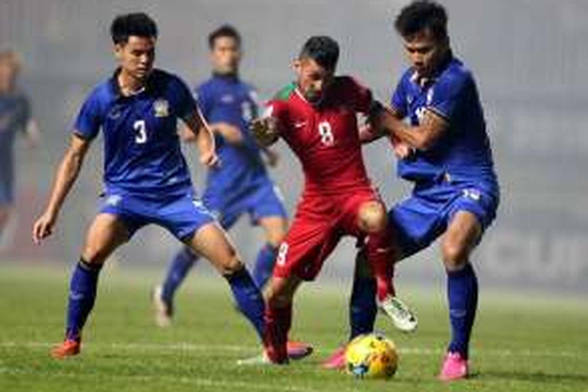 Pemain timnas Indonesia Stefano Lilipaly (kiri) berebut bola dengan pemain Thailand, Koravit Namwiset pada laga final Piala AFF Suzuki Cup 2016 leg pertama di Stadion Pakansari, Cibinong, Bogor, Jawa Barat, Rabu (14/12/2016). Indonesia menang 2-1 atas Thailand dan akan bertanding di final Piala AFF Suzuki Cup 2016 leg kedua di Stadion Rajamangala, Thailand, Sabtu (17/12/2016) mendatang.