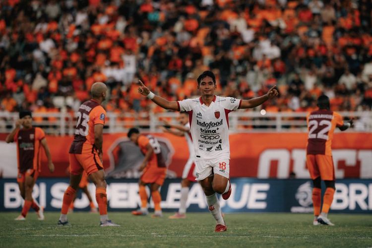 Pemain Bali United Kadek Agung selebrasi usai menjebol gawang Borneo FC pada laga pekan ke-14 Super League 2025-2026 yang berakhir dengan skor 0-1 di Stadion Segiri Samarinda, Minggu (30/11/2025) sore.