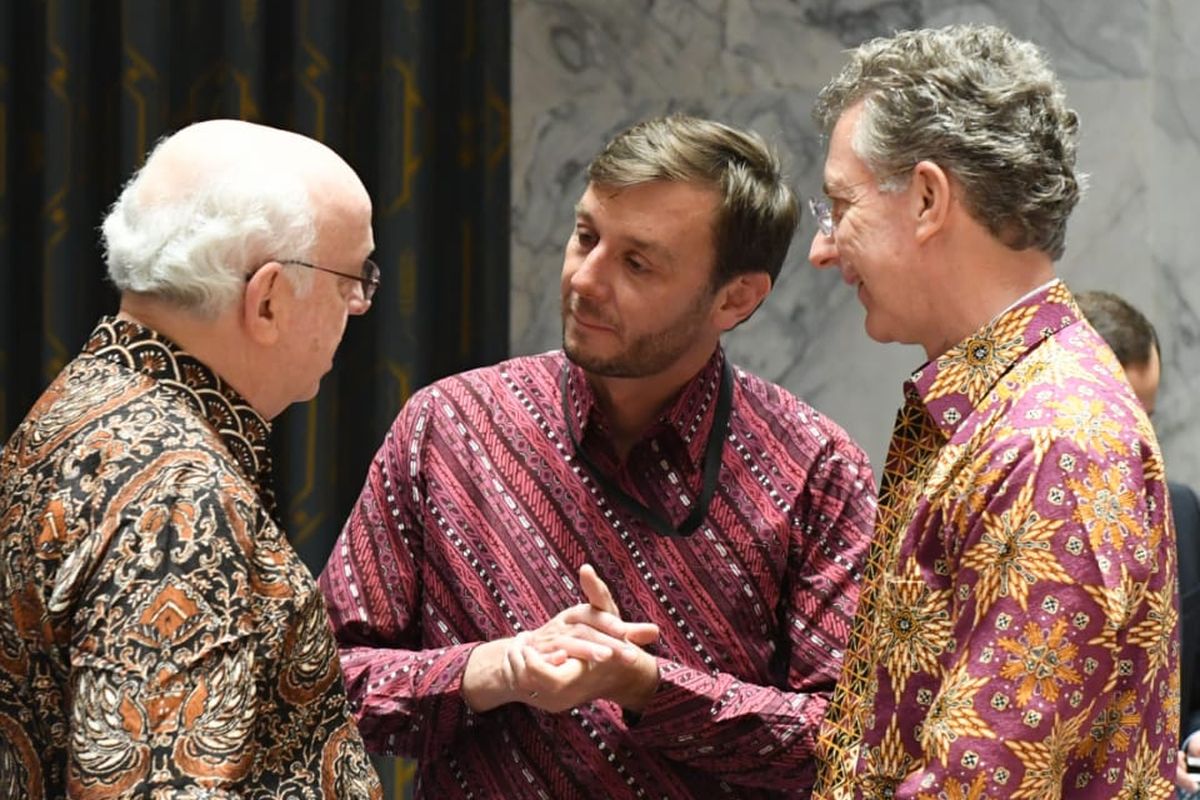 Delegasi peserta pertemuan DK PBB di New York, Selasa (7/5/2019), mengenakan batik. Tidak terkecuali dalam hal ini adalah Sekretaris Jenderal PBB, Antonio Guterres, yang mengenakan motif tenun troso berwarna cerah.
