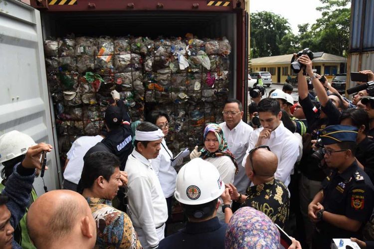 Komisi IV DPR RI membongkar kontainer sampah yang diimpor dari luar negeri di Pelabuhan Tanjung Priok, Kamis (23/1/2020)