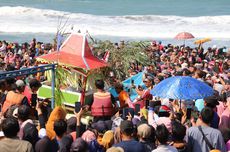 Sedekah Laut di Pantai Kertojayan, Larung Kambing Kendit untuk Mohon Berkah