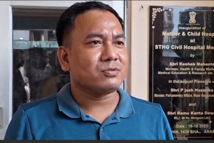 Potret dokter ginekolog senior di Rumah Sakit Sipil Morigaon, India, dr.Kantheswar Bordolo.
