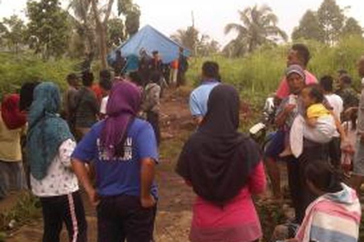 Kuburan berisi sebuah mortir di Kampung Naggerak, Kecamatan Cigalontang, Kabupaten Tasikmalaya, dikerumuni warga sekitar, Selasa (28/1/2014) pagi. 