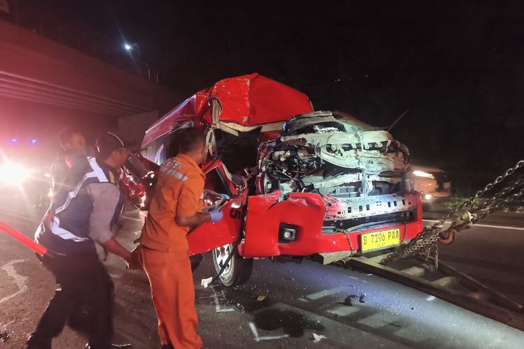 Petugas Gabungan melakukan evakuasi korban kecelakaan di ruas jalan tol Cipularang KM 81, Jumat (1/8/2025).